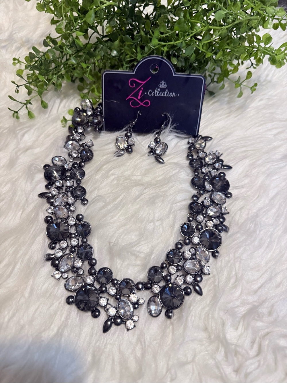 IC COLLECTION Black and Clear Crystal Cluster Statement Necklace Set